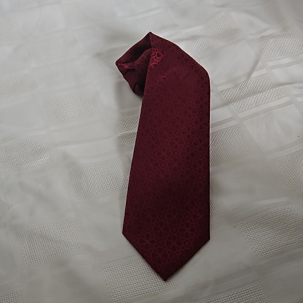 Axcess A Claiborne Company Men  Tie 100% Silk Ruby Red